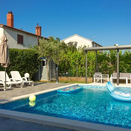 Lovely Pjacal Ii With Pool In Apartamento Pula