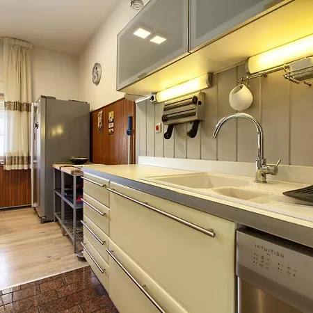 Lovely Pjacal Ii With Pool In Apartmán *