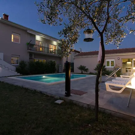 Lovely Pjacal Ii With Pool In Apartmán